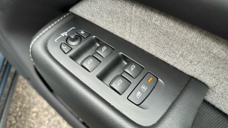 Volvo XC60 2.0 T8 [455] RC PHEV Ultimate Dark 5dr AWD Gtron Estate